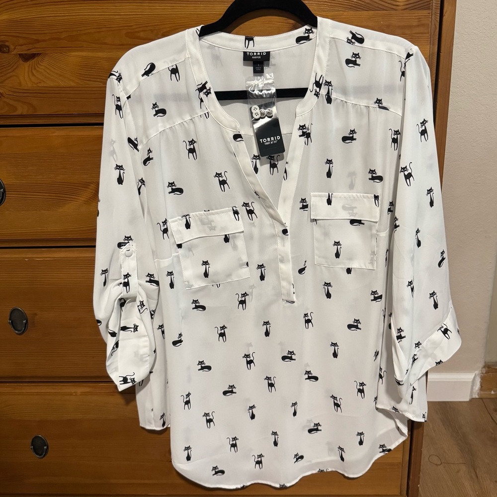 NWT Torrid Harper blouse, white and black cat print, size 1 (14/16)